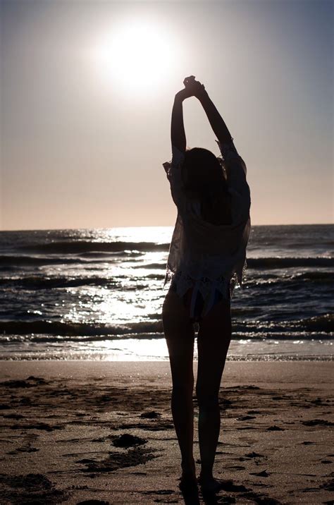 posiciones para fotos en la playa|camara para la frente.